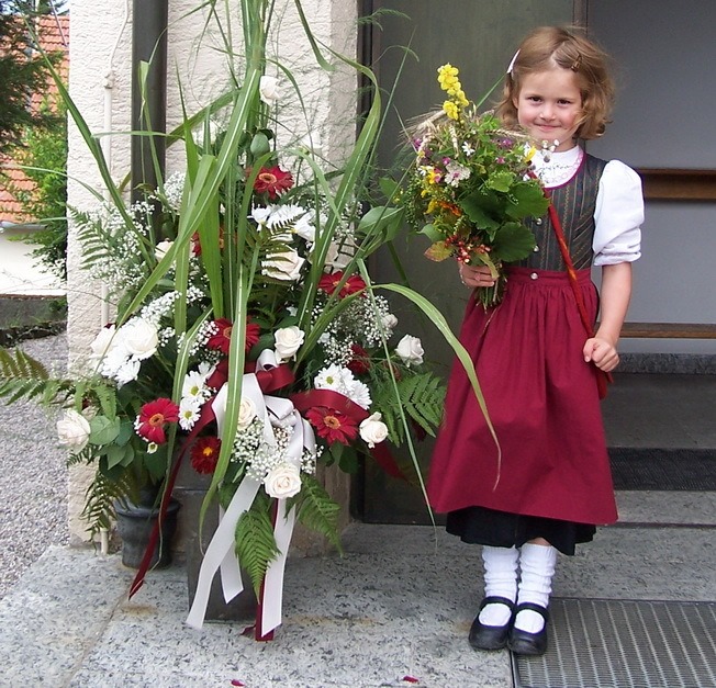 Die kleine Johanna Roth nach der Kräuterweihe am Himmelfahrtstag