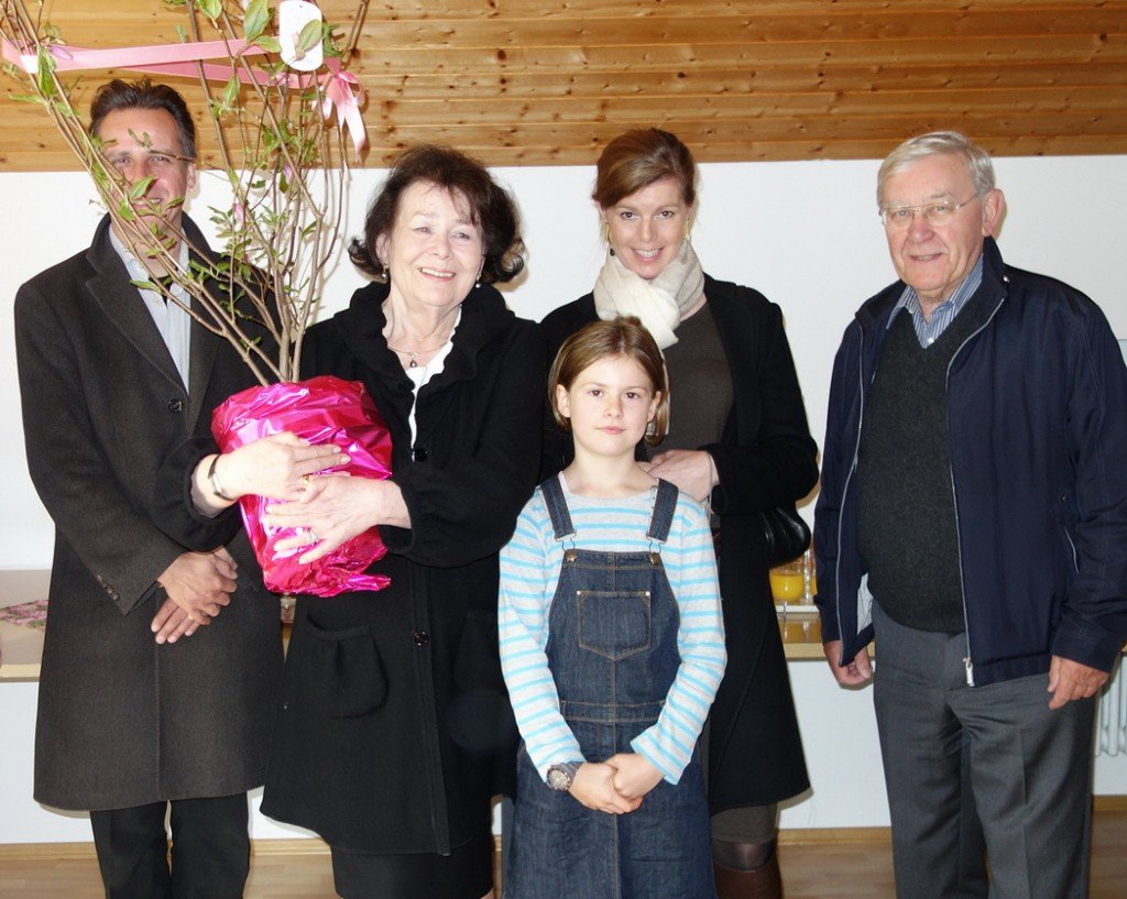 Die Jubilarin mit ihrer Familie und Seelsorger Dr. Wolfgang Schwab